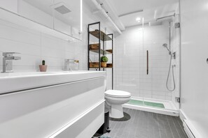 Douche, sĂšche-cheveux, serviettes fournies, savon