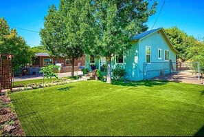 Property grounds - The Cactus Blossom: Perfect off Main St. Retreat for Wine Tasting & Exploring (Cottonwood)