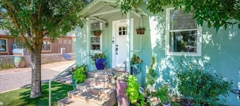 The Cactus Blossom: Perfect off Main St. Retreat for Wine Tasting & Exploring
