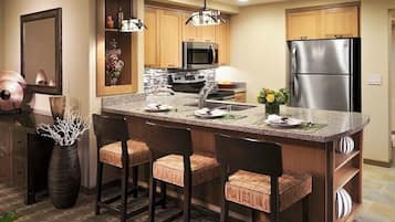 Kylskåp, mikrovågsugn, ugn och spishäll