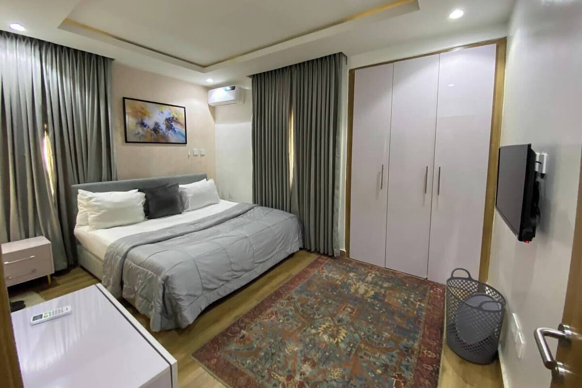 Escritorio, espacio para trabajar con laptop y cortinas blackout 