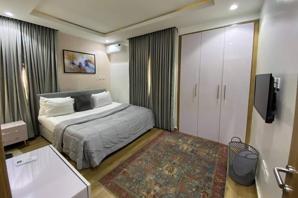 Economy Room, Balcony, City View | Meja, ruang kerja komputer riba, langsir/tirai gelap terus, kalis bunyi