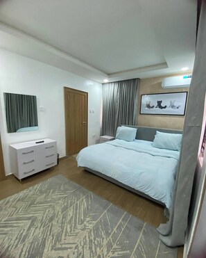 Habitación económica, balcón, vista a la ciudad | Escritorio, espacio para trabajar con laptop y cortinas blackout 