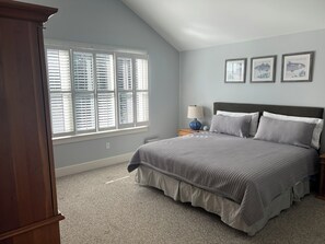 3 bedrooms, iron/ironing board, WiFi, bed sheets - Charming 3-bedroom house with fenced In backyard & pond in downtown Lewes (Lewes)