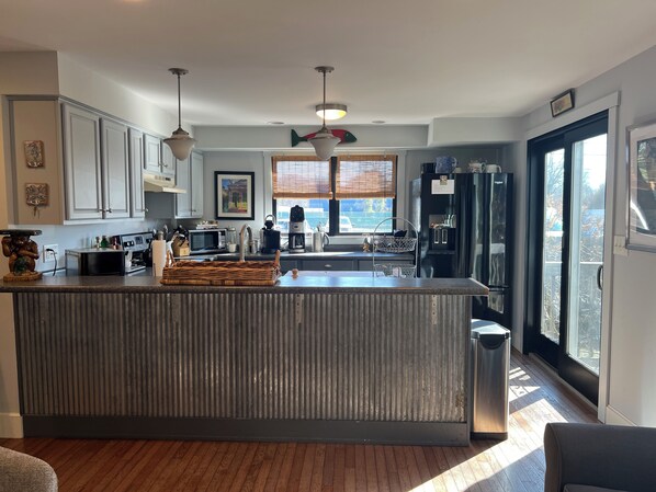 Private kitchen - Charming 3-bedroom house with fenced In backyard & pond in downtown Lewes (Lewes)