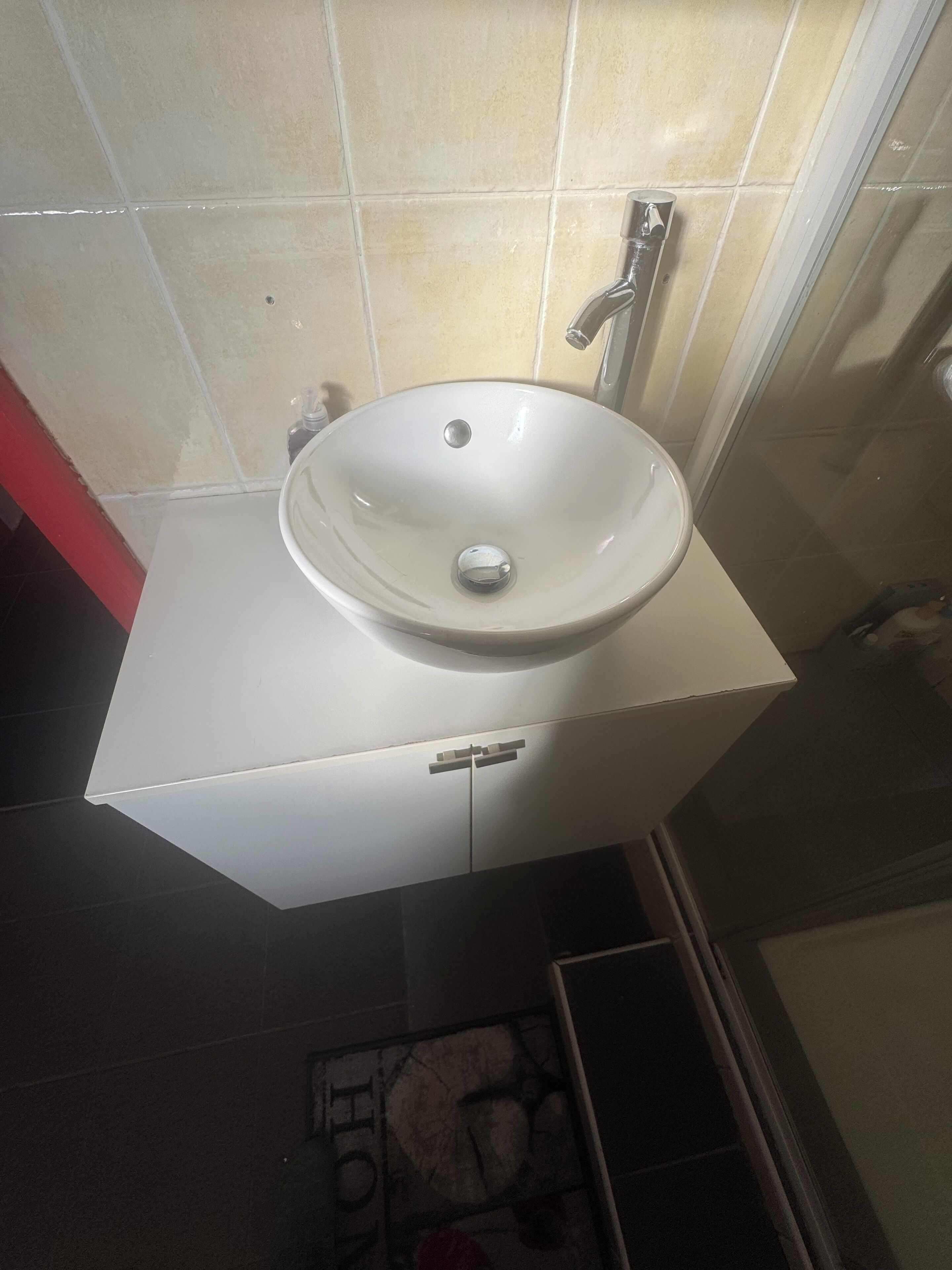 Bruser, hårtørrer, håndklæder, Toiletpapir