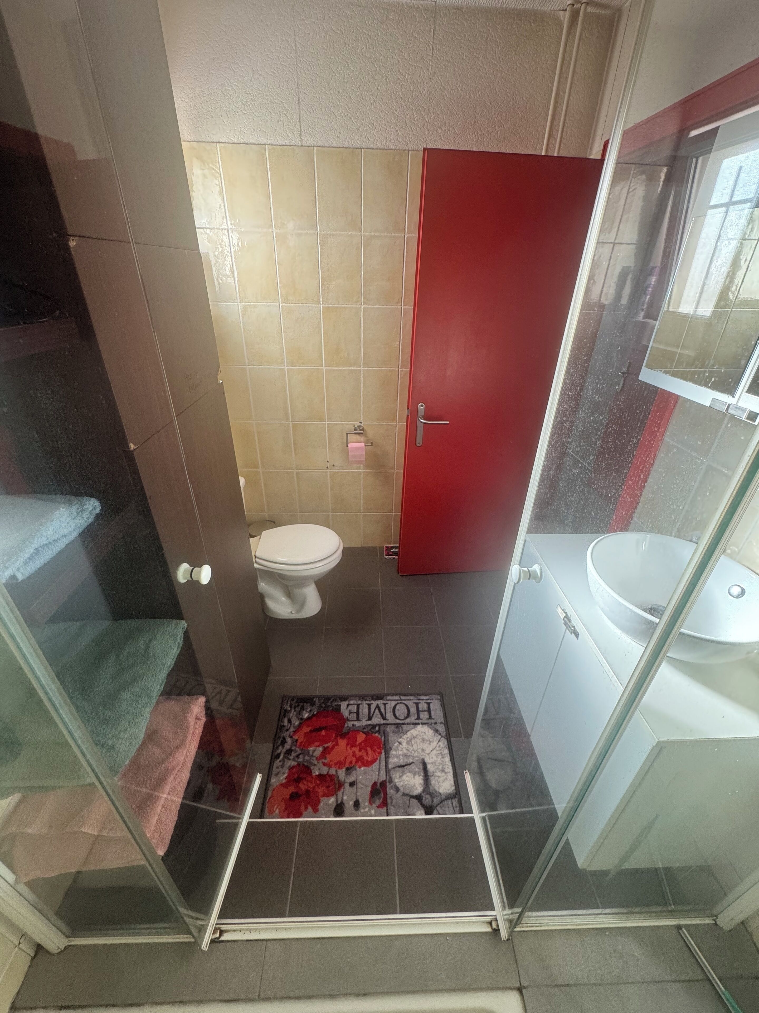 Douche, sèche-cheveux, serviettes fournies, papier toilette