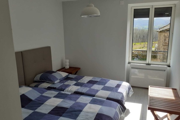 4 habitaciones, tabla de planchar con plancha y cuna de viaje