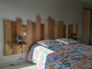 4 bedrooms, iron/ironing board, travel crib, free WiFi