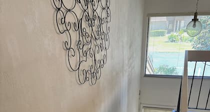 Cozy 2-bedroom condo with AC, WiFi in charming Palm Coast. 5 minutes to beach,