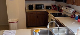 Cozy 2-bedroom condo with AC, WiFi in charming Palm Coast. 5 minutes to beach, 