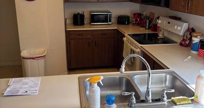 Cozy 2-bedroom condo with AC, WiFi in charming Palm Coast. 5 minutes to beach,
