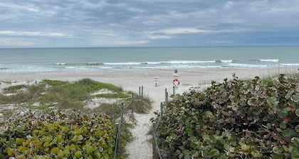 Spacious Oceanview located directly across from beach access - remodeled WIFI