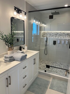 Dusche, Haartrockner, Handtücher, Seife