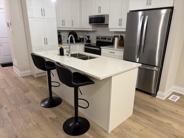 Een koelkast, een magnetron, een oven, een kookplaat