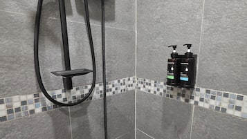 Ducha, artículos de tocador gratuitos, secador de pelo, toallas