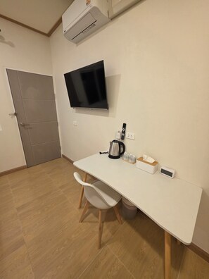 Skrivbord, arbetsyta för laptop, mörkläggningsgardiner och gratis wi-fi