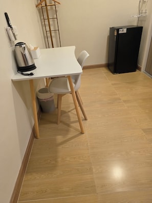 Bureau, espace de travail pour ordinateur portable, rideaux occultants