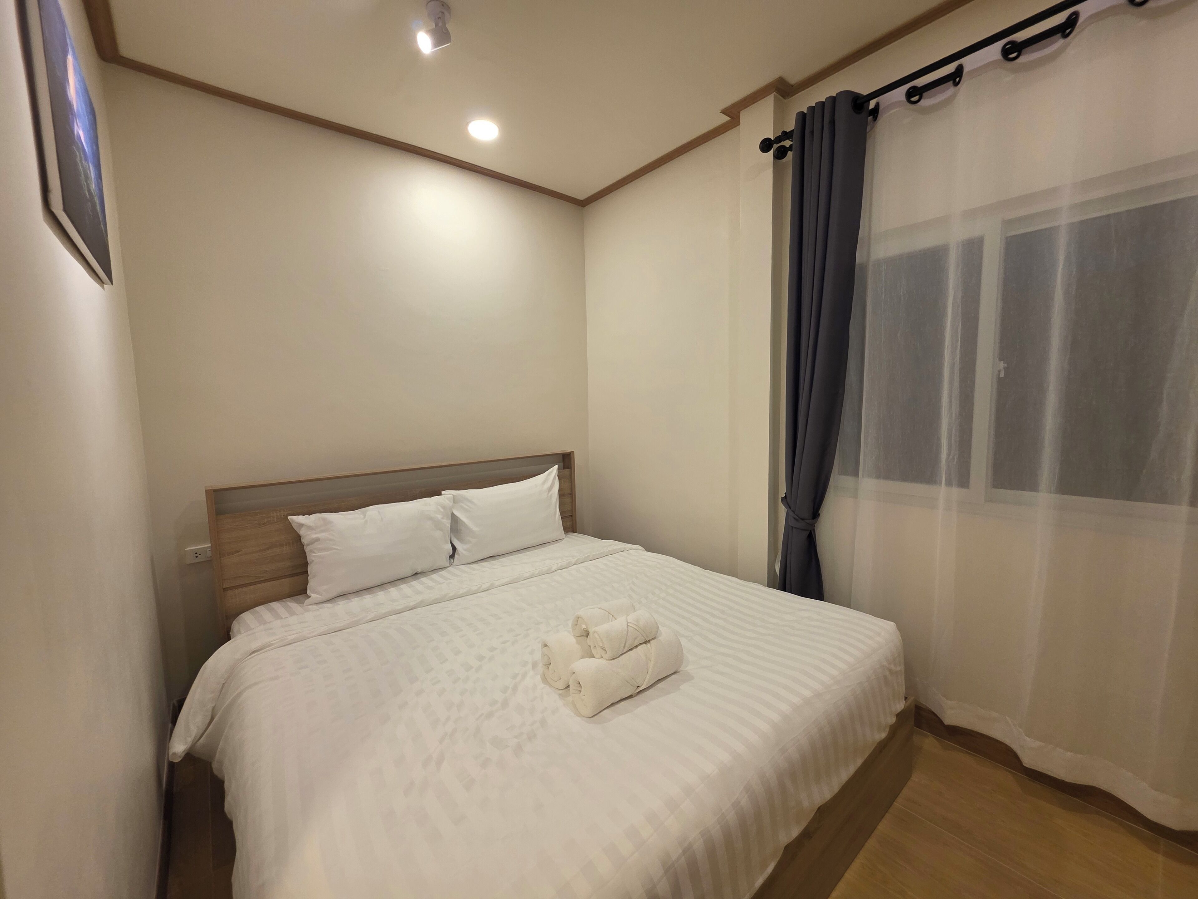 Escritorio, espacio para trabajar con un portátil, cortinas opacas