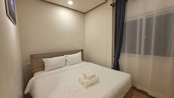 Escritorio, espacio para trabajar con laptop y cortinas blackout