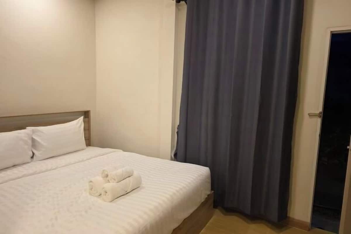Escritorio, espacio para trabajar con laptop y cortinas blackout