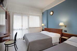 Quarto casal família, vista parcial para o mar | Roupas de cama premium, edredons de pluma, Wi-Fi de cortesia