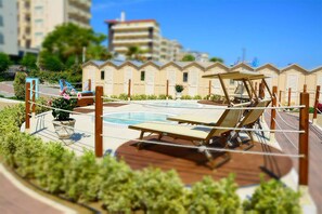 Aan een privéstrand, wit zand