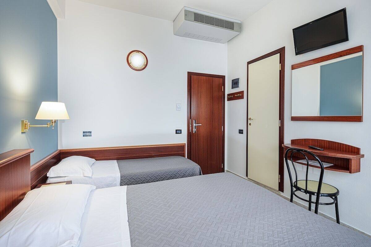 Habitació quàdruple familiar, balcó, vistes al mar | Roba de llit d'alta qualitat, cobrellits i wifi gratuïta 