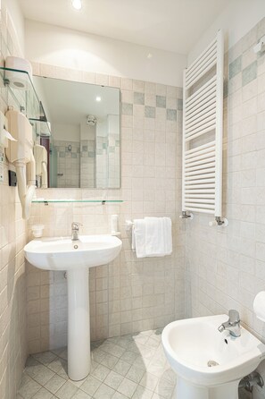 Shower, hair dryer, bidet, towels - Hotel Avana (Riccione)