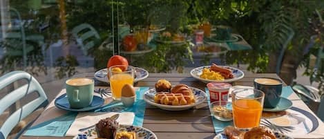 Daily continental breakfast (EUR 7 per person)