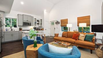 Een smart-tv, een open haard, boeken en een kantoor