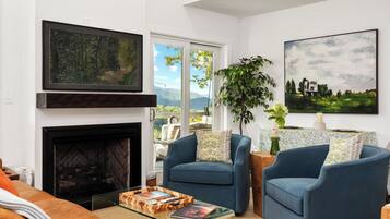 Smart TV, fireplace, books, offices