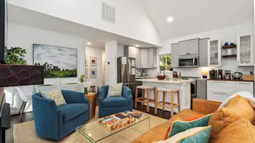 Smart TV, chimenea, libros y oficina