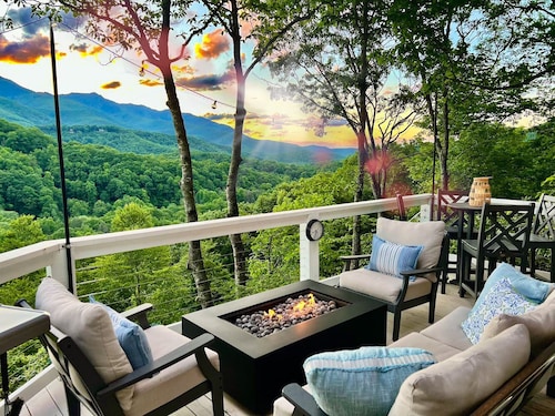 New Cabin with Sweeping Views, Fire Table, 2 Primaries