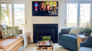 Smart TV, chimenea, libros y oficina