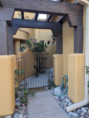 Property grounds - Breathtaking Superstition views,  2-bedroom 2br golf course oasis, Gold Canyon (Gold Canyon)