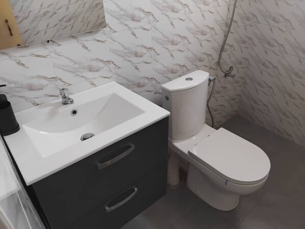 Toallas, jabón, papel de baño