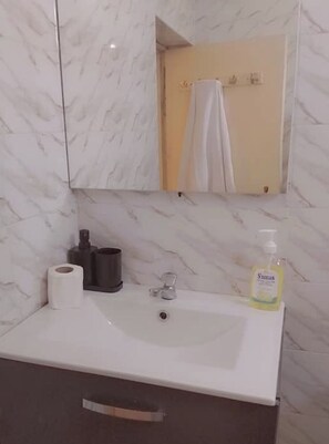 Toallas, jabón, papel de baño