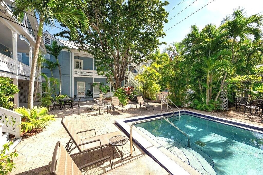 Utendørsbasseng og et oppvarmet basseng