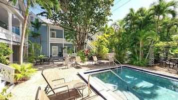 Utendørsbasseng og et oppvarmet basseng