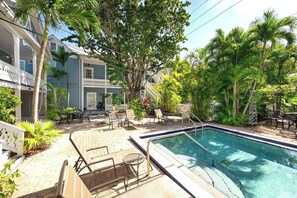 Utendørsbasseng og et oppvarmet basseng