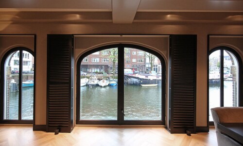 Luxury, Newly Remodeled Apartment in 16th Century Warehouse, with Boat
