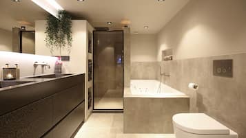 Een douche, een bubbelbad, een haardroger, handdoeken