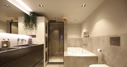 Luxury, Newly Remodeled Apartment in 16th Century Warehouse, with 10 meter Boat.