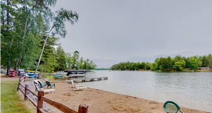 Lake living: newly renovated 2-bed/2 bath condo on Little St. Germain Lk w/ WiFi