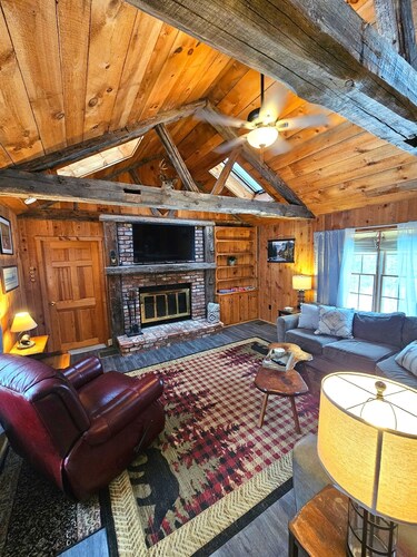 Brant Lake Retreat - Sleeps 17 - Hot Tub!