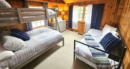 Brant Lake Retreat - Sleeps 17 - Hot Tub!
