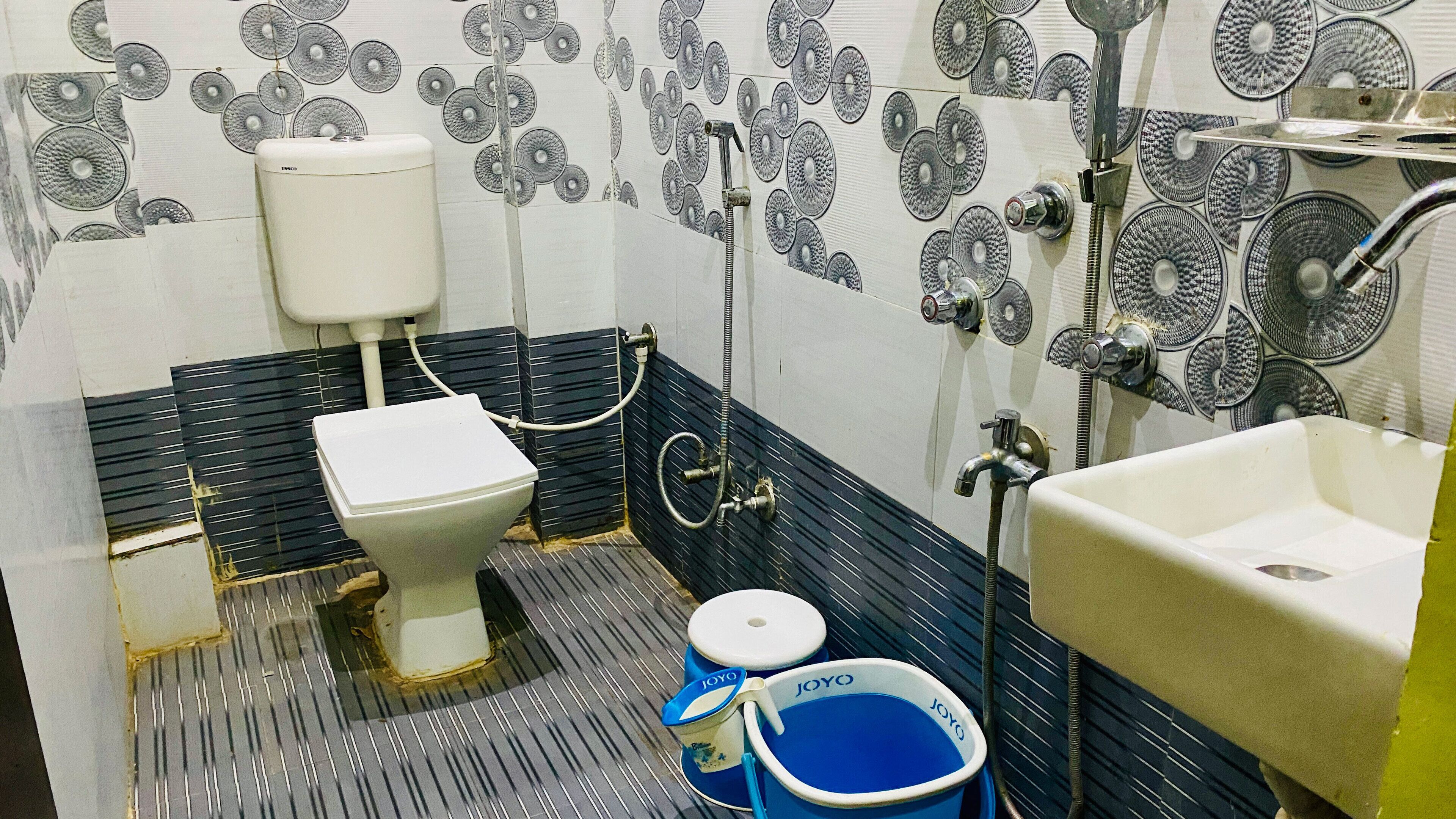 A bathroom with a toilet, bidet, and sink.