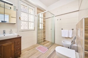 Een douche, een haardroger, een bidet, handdoeken