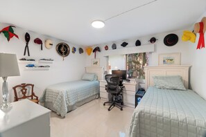 2 bedrooms, desk, iron/ironing board, WiFi - Next to beach & downtown Naples, Florida. Walk to everything! (Naples)